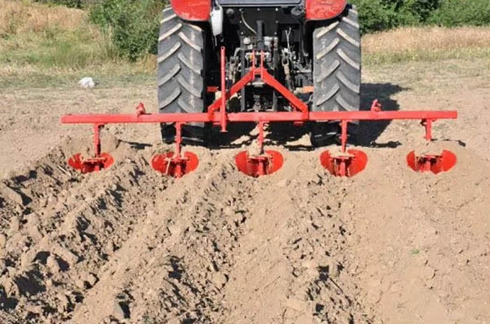 The machine's manganese steel cutters break soil evenly (no large clods) and mix base fertilizer uniformly during plowing. The machine's manganese steel cutters break soil evenly (no large clods) and mix base fertilizer uniformly during plowing.